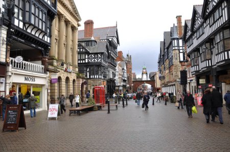 Foto de Turistas y Compradores en la calle en Chester, Inglaterra, Reino Unido - Imagen libre de derechos