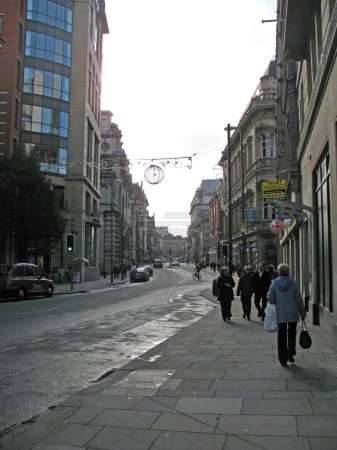 Téléchargez les photos : Shopping à Manchester, Angleterre. Les gens marchent dans les rues - en image libre de droit