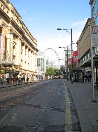 Téléchargez les photos : Shopping à Manchester, Angleterre. Les gens marchent dans les rues - en image libre de droit