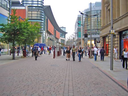 Foto de Compras en Manchester, Inglaterra. Gente caminando por las calles - Imagen libre de derechos
