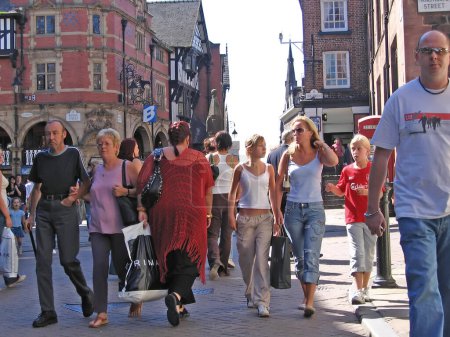 Foto de Turistas y Compradores en la calle en Chester, Inglaterra, Reino Unido - Imagen libre de derechos