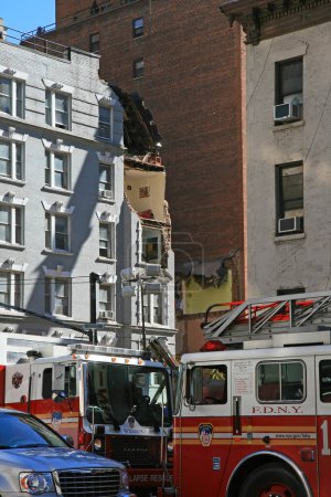 Téléchargez les photos : Grue effondrement aplatir un bâtiment de 4 étages - en image libre de droit