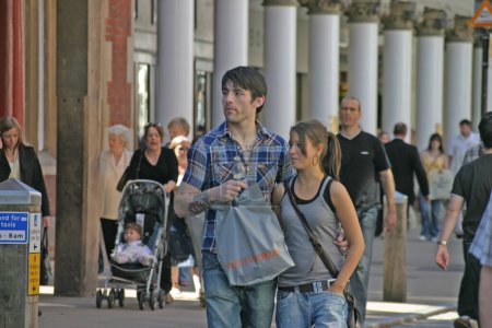 Téléchargez les photos : Aimer couple de touristes à Chester - en image libre de droit