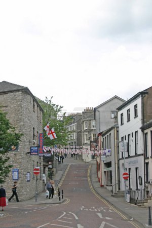 Foto de Banderas de Inglaterra en el centro de la ciudad de Kendal en Cumbria - Imagen libre de derechos