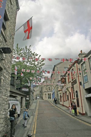 Foto de Banderas de Inglaterra en el centro de la ciudad de Kendal en Cumbria - Imagen libre de derechos