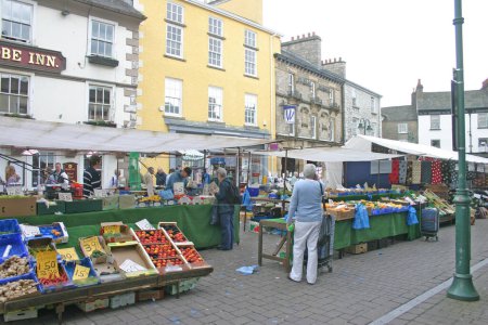 Foto de Mercado de frutas al aire libre en el centro de la ciudad de Kendal en Cumbria - Imagen libre de derechos