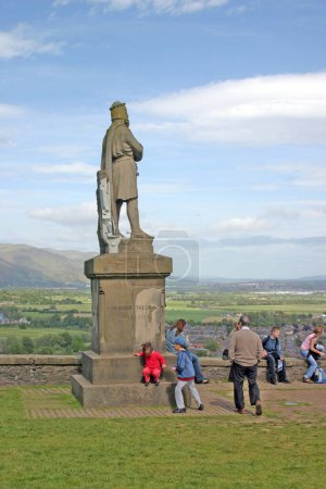 Foto de Turistas en Robert Bruce Estatua cerca del Castillo de Stirling en Escocia - Imagen libre de derechos