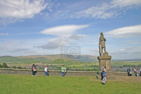 Foto de Turistas en Robert Bruce Estatua cerca del Castillo de Stirling en Escocia - Imagen libre de derechos
