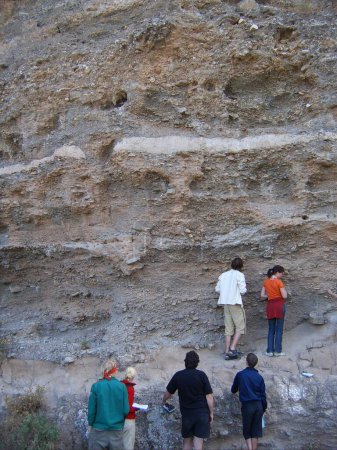 Foto de Geology students, travel place on background - Imagen libre de derechos