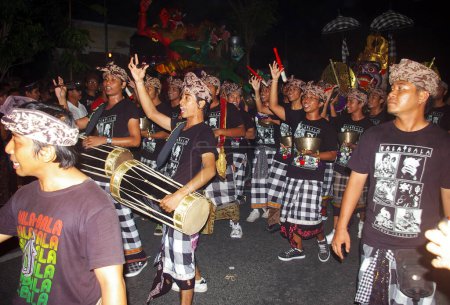 Téléchargez les photos : Groupe de personnes en costumes traditionnels pendant le Nouvel An en bali, indonésie - en image libre de droit