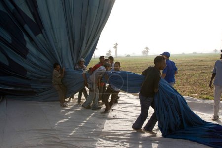 Téléchargez les photos : Balade en ballon sur Luxor - en image libre de droit