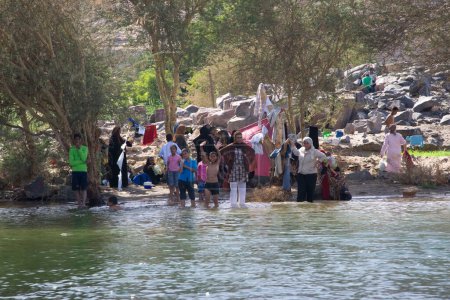 Téléchargez les photos : Personnes au fleuve Nil près d'Assouan, Egypte - en image libre de droit