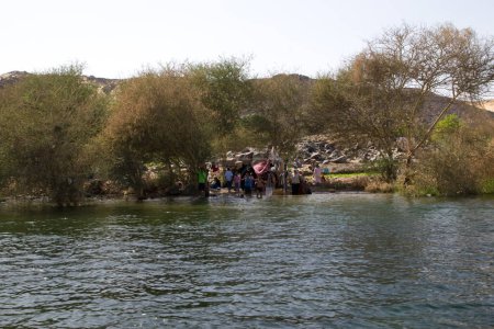 Téléchargez les photos : Personnes au fleuve Nil près d'Assouan, Egypte - en image libre de droit