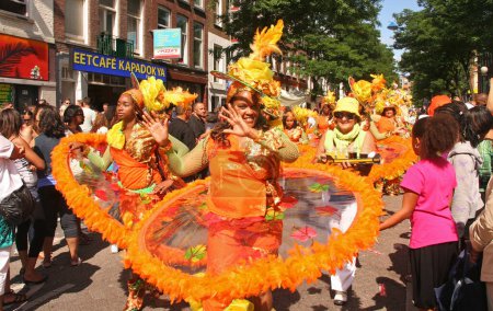 Téléchargez les photos : Artistes en costumes lumineux au carnaval - en image libre de droit