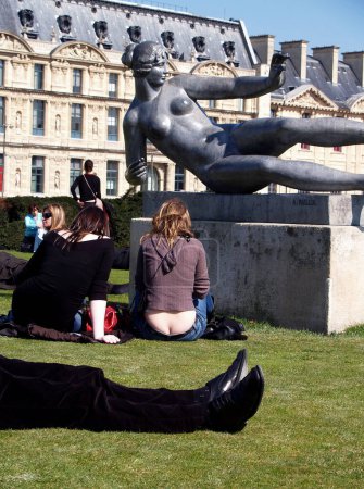 Téléchargez les photos : Touristes devant le musée de la ville de Paris, france - en image libre de droit