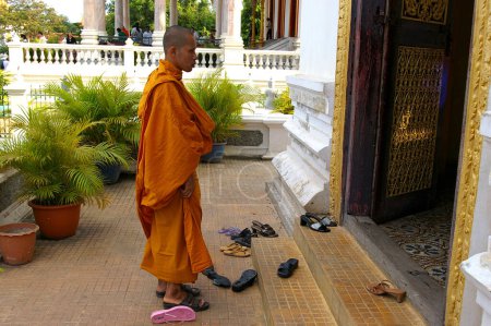 Téléchargez les photos : Moine bouddhiste entrant temple - en image libre de droit