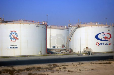 Téléchargez les photos : Conteneurs d'huile, usine d'essence à Qatar - en image libre de droit