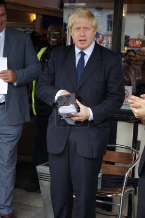 Téléchargez les photos : Le maire de Londres Boris Johnson à la réouverture du rond-point de Gants Hill à Gants Hill à Londres 1 octobre 2010 - en image libre de droit