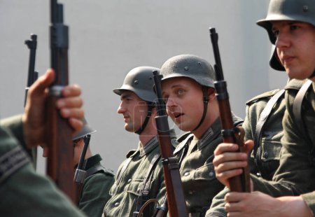 Foto de Soldados con armas en el desfile - Imagen libre de derechos