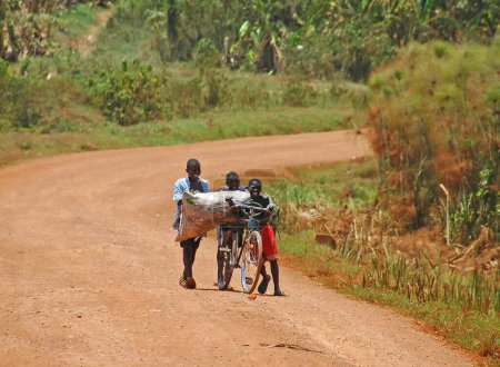 Téléchargez les photos : Pauvres petits garçons en Ouganda - en image libre de droit