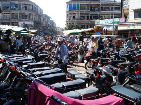 Foto de Motocicletas en el mercado en Camboya - Imagen libre de derechos