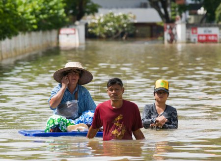 Téléchargez les photos : Inondations à Nakhon Ratchasima, Thaïlande. - en image libre de droit