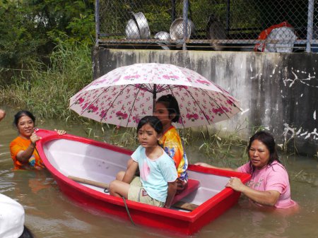 Téléchargez les photos : Inondations de mousson à Nakhon Ratchasima, Thaïlande - en image libre de droit