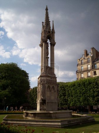 Téléchargez les photos : Fontaine gothique près de la cathédrale Notre-Dame, Paris, France - en image libre de droit