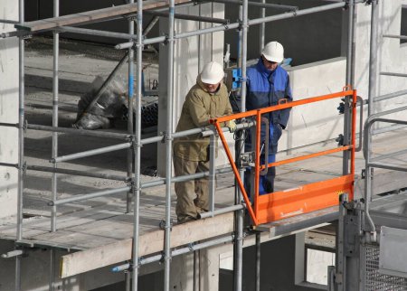 Téléchargez les photos : Travailleur de la construction dans la ville - en image libre de droit