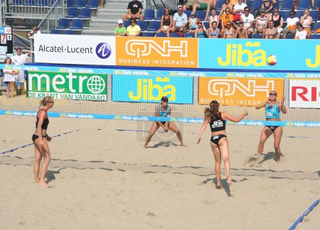 Téléchargez les photos : Femmes jouant au beach-volley - en image libre de droit