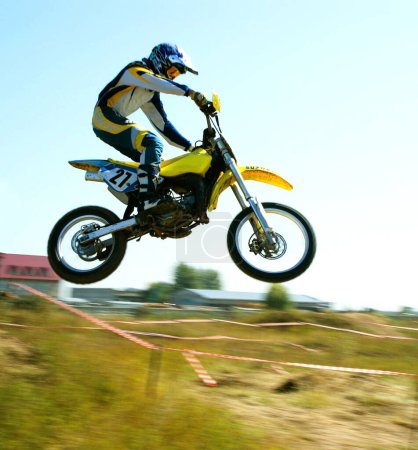 Téléchargez les photos : Photo du motocross saute dans le ciel - en image libre de droit
