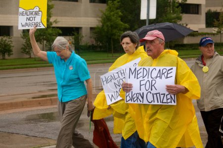 Téléchargez les photos : Manifestants des soins de santé de jour - en image libre de droit