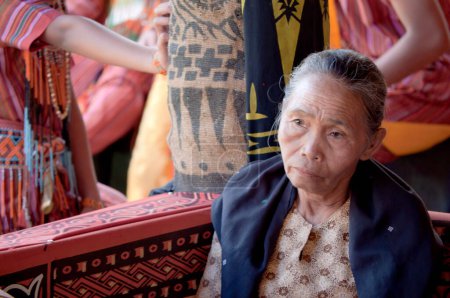 Téléchargez les photos : Triste Toraja vieille femme - en image libre de droit