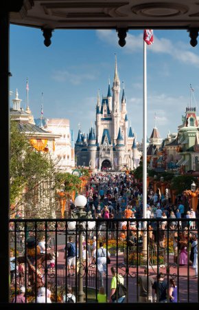 Téléchargez les photos : Royaume magique de Disney avec de nombreux touristes - en image libre de droit