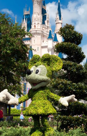 Téléchargez les photos : Statue de Minnie Mouse à Disneyland - en image libre de droit