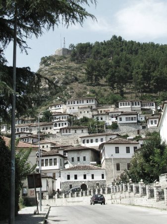 Téléchargez les photos : Berat Albanie - vue panoramique du quartier historique - en image libre de droit