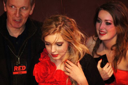 Foto de Alice Barlow y Beth Kingston en el estreno de Red en el centro de Londres 19 Octubre 2010 - Imagen libre de derechos