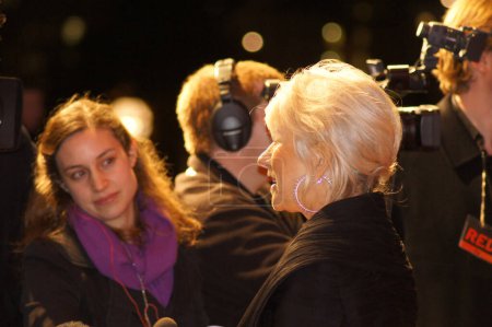 Téléchargez les photos : Dame Helen Miriam à la première rouge au centre de Londres 19 octobre 2010 - en image libre de droit