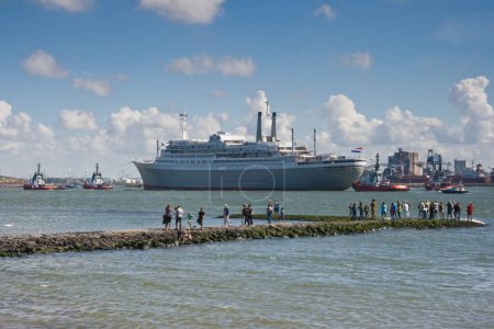 Téléchargez les photos : Dernier voyage de SS Rotterdam - en image libre de droit