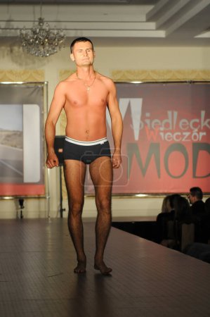Téléchargez les photos : Modèle masculin de mode sur les sous-vêtements sur le podium - en image libre de droit