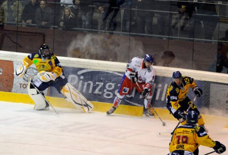 Foto de ZELL AM SEE, AUSTRIA - 30 DE NOVIEMBRE: Liga Nacional de Austria. Posibilidad de anotar para ATSE Graz. Game EK Zell am See vs. ATSE Graz (Resultado 0-4) el 30 de noviembre de 2010, en la pista de hockey de Zell am See - Imagen libre de derechos