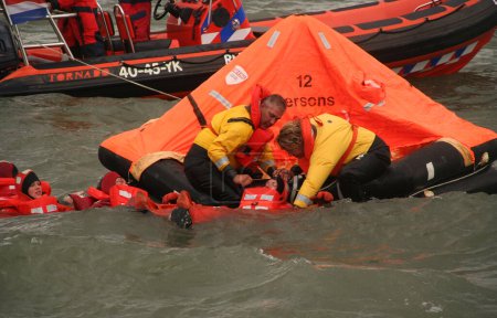 Téléchargez les photos : Équipe de sauvetage sur la côte maritime - en image libre de droit