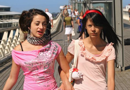 Téléchargez les photos : Jeunes femmes marchant dans la ville - en image libre de droit