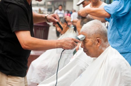 Téléchargez les photos : Coupe de cheveux à Nanjing Road - en image libre de droit