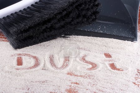 Téléchargez les photos : Nettoyage de la maison, poussière écrite sur le sol - en image libre de droit