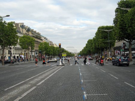 Foto de People enjoying city and beautiful architecture in Paris, France - Imagen libre de derechos