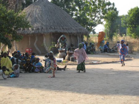Téléchargez les photos : Scenic shot of African village - en image libre de droit