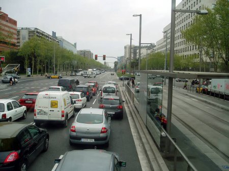 Foto de Atasco de tráfico en la ciudad, lugar de viaje en el fondo - Imagen libre de derechos