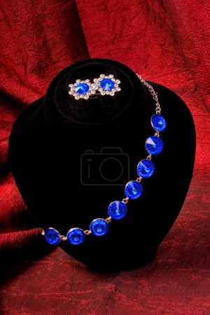 Foto de Pulsera con gema azul en el fondo, de cerca - Imagen libre de derechos