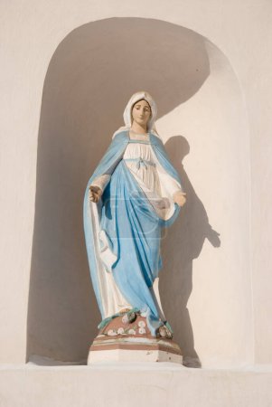 Foto de Mujer escultura religiosa en día soleado - Imagen libre de derechos